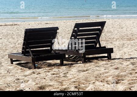 due sedie da spiaggia in legno sulla splendida isola in sabbia bianca plage Foto Stock