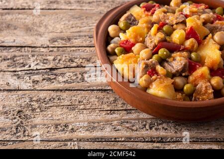 Ropa vieja cibo su tavolo di legno Foto Stock