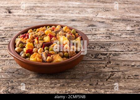 Ropa vieja cibo su tavolo di legno Foto Stock