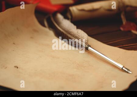 Penna stilografica piuma su carta resistente agli agenti atmosferici primo piano Foto Stock