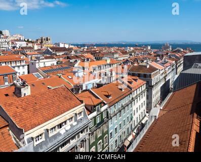 piastrelle di terracotta e case a mosaico si estende attraverso lisbona lisboa portogallo la capitale Foto Stock