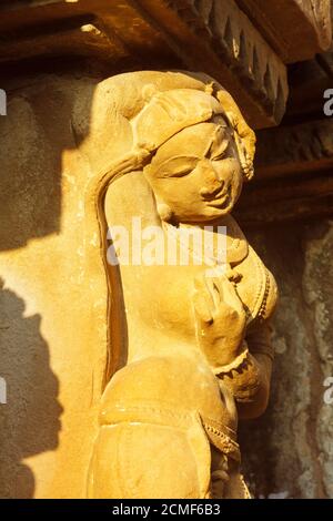 Khajuraho, Madhya Pradesh, India : sculture in rilievo Surasundari (bellezza celeste) nel Tempio di Kandariya Mahaeva del gruppo occidentale del Foto Stock