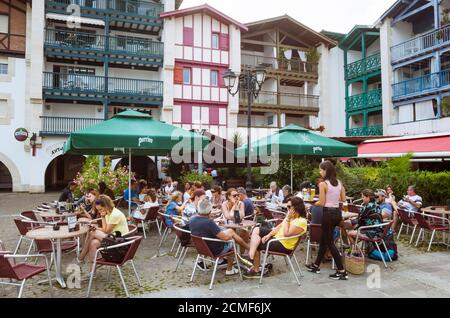 Hendaye, Paesi Baschi francesi, Francia - 13 luglio 2019 : la gente si rilassa in un caffè all'aperto nella tenuta turistica Sokoburu. Foto Stock