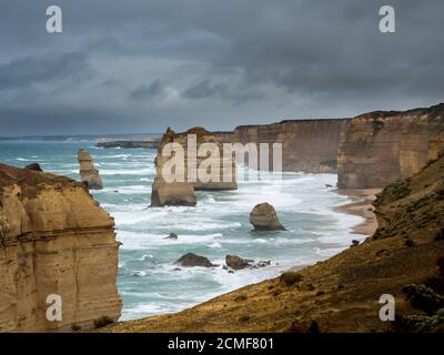 I 12 apostoli si erige alti come i possenti crashies dell'oceano pacifico a riva lungo la grande strada dell'oceano melbourne Foto Stock