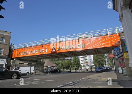 Ponte ferroviario a Loughborough Junction, Londra sud, Regno Unito. Situato tra Brixton e Camberwell questa zona un tempo povera è ora 'in su e venire' Foto Stock