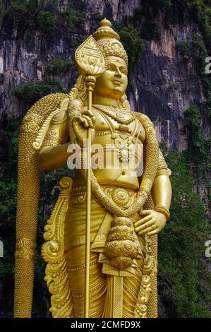 KUALA LUMPUR, MALESIA - 17 gennaio 2016: Statua del Signore Muragan alle grotte di Batu. Foto Stock