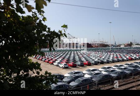 Le auto Honda sono allineate ai moli di Southampton prima di essere caricate su una nave di container per l'esportazione. Foto Stock