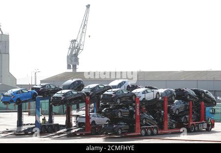 Le auto Honda arrivano con il trasportatore per essere allineate al porto di Southampton prima di essere caricate su una nave di container per l'esportazione. Foto Stock