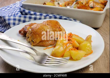 Pezzi di pollo con patate Foto Stock