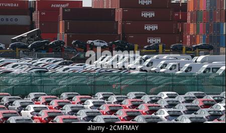 Le auto Honda arrivano con il trasportatore per essere allineate al porto di Southampton prima di essere caricate su una nave di container per l'esportazione. Foto Stock