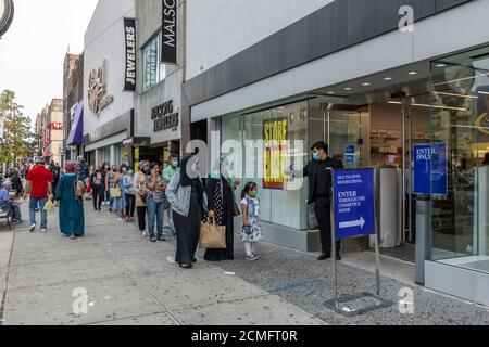 Brooklyn, NY, USA - 16 settembre 2020: Persone in attesa di coda per entrare nel Century 21 Department Store. Tutti i negozi saranno chiusi e l'azienda che va ou Foto Stock