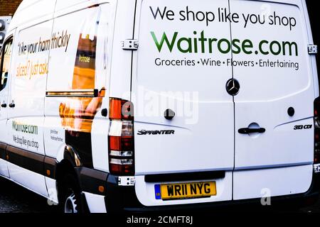 Parcheggiato John Lewis Waitrose Home consegna in pulmino o camion con Nessuna gente Foto Stock