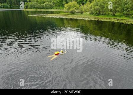Vista aerea del drone del nuotatore d'acqua selvaggia Loch Chon Trossachs Scozia Foto Stock