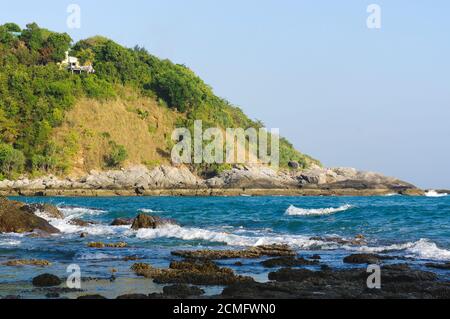 Vista dal Capo di Leam Phomthep a lato fronto durante il giorno di sole, Phuket, Thailandia Foto Stock