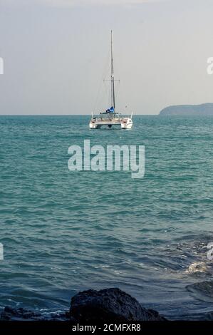 Bellissimo paesaggio mare vicino al molo ponte sulla spiaggia di Laem Panwa Cape famose attrazioni a Phuket è Foto Stock