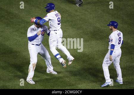 Chicago, Stati Uniti. 17 Settembre 2020. Javier Baez di Chicago Cubs (9) festeggia con Anthony Rizzo (L) dopo aver colpito un singolo walk-off contro gli Indiani Cleveland nel decimo assottigliamento a Wrigley Field mercoledì 16 settembre 2020 a Chicago. Foto di Kamil Krzaczynski/UPI Credit: UPI/Alamy Live News Foto Stock