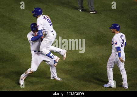 Chicago, Stati Uniti. 17 Settembre 2020. Javier Baez di Chicago Cubs (9) festeggia con Anthony Rizzo (L) dopo aver colpito un singolo walk-off contro gli Indiani Cleveland nel decimo assottigliamento a Wrigley Field mercoledì 16 settembre 2020 a Chicago. Foto di Kamil Krzaczynski/UPI Credit: UPI/Alamy Live News Foto Stock