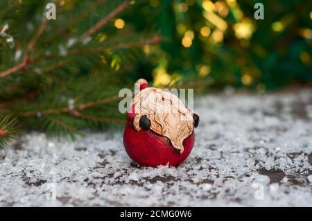 Ceramica Babbo Natale su una piccola coperta di neve superficie di legno Foto Stock