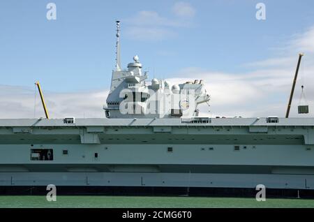 Sovrastruttura e ponte della Royal Navy portaerei HMS Prince of Wales ormeggiata a Portsmouth Harbour, Hampshire. Foto Stock