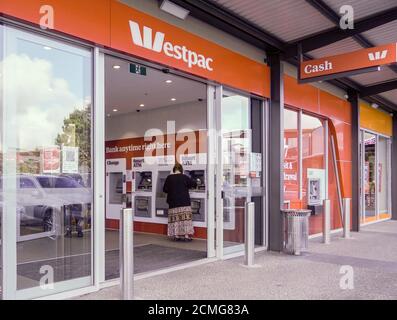 Wellington, Nuova Zelanda. 17 Settembre 2020. Una donna si trova davanti a un ATM ad Auckland, Nuova Zelanda, 17 settembre 2020. Il PIL della Nuova Zelanda è sceso del 12.2 per cento nel trimestre del 2020 giugno, il più grande calo trimestrale record, come le restrizioni COVID-19 in atto ha influenzato l'attività economica, NZ statistiche del dipartimento della Nuova Zelanda ha detto Giovedi. Credit: Li Qiaoqiao/Xinhua/Alamy Live News Foto Stock