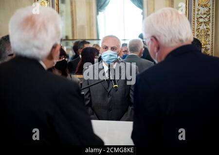 Mailand, Italia. 17 Settembre 2020. Il Presidente Federale Frank-Walter Steinmeier (r) e Sergio Mattarella (l), Presidente d'Italia, parlano con Felice Perani (M), che è stato il primo paziente del Covid 19 portato da Bergamo a Lipsia il 24 marzo e curato presso l'Ospedale Universitario. Il presidente federale Steinmeier e sua moglie sono in visita di due giorni nel Nord Italia su invito del presidente italiano. Credit: Bernd von Jutrczenka/dpa/Alamy Live News Foto Stock