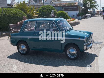 Vecchia auto blu italiana sul marciapiede Bianchina Foto Stock