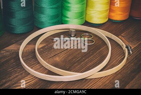 Numero di thread colorati in bobine con cerchi in legno Foto Stock