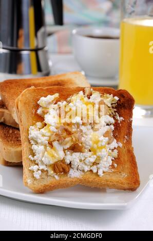 Toast con ricotta a colazione Foto Stock