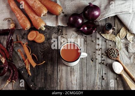 Succo di frutta fresco nella tazza di ferro Foto Stock