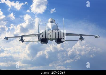 Aereo russo che vola nel cielo nuvoloso Foto Stock