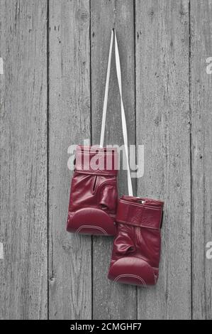 Red boxing guanti in pelle si blocca su un chiodo Foto Stock