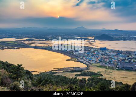 Jeju City skyline quando vista tramonto da Seongsan Ilchulbong, Jeju Island, Corea del Sud Foto Stock