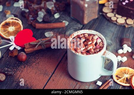 Bere cioccolata calda con marshmallows Foto Stock