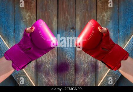 Due mani femminili in guantoni da pugilato Foto Stock