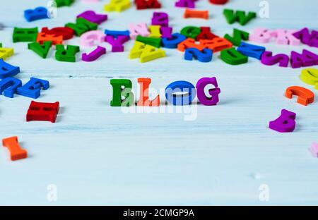 Blog di parola da piccole multicolore lettere di legno su una superficie bianca Foto Stock