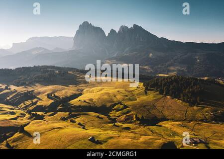 ITALIA, TRENTINO ALTO ADIGE, ALPE DI SIUSI: Veduta aerea dell'Alpe di Siusi all'alba Foto Stock