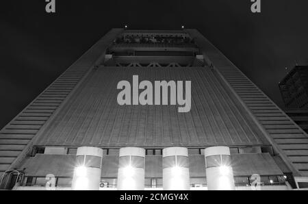 Vista notturna di un lato di Nakano Sun Plaza, una grande sala eventi a Tokyo Foto Stock