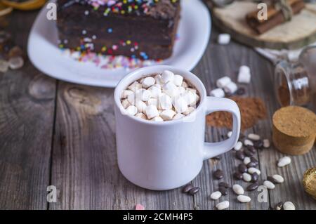 Cioccolata calda con marshmallows in una tazza bianca Foto Stock