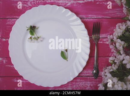 Empty white ceramic plate with empty small piece of paper Foto Stock