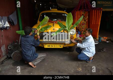 Kolkata, India. 17 Settembre 2020. I tassisti hanno decorato il loro taxi dallo stabilimento di Banana in occasione del festival Lord Vishwakarma (la divinità indù dell'architettura e dei macchinari) a Kolkata. (Foto di Sudipta Das/Pacific Press) Credit: Pacific Press Media Production Corp./Alamy Live News Foto Stock