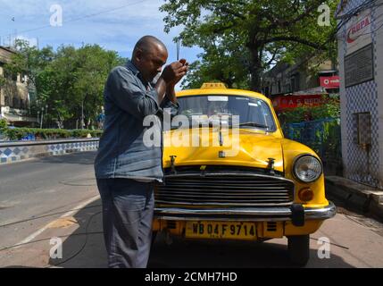 Kolkata, India. 17 Settembre 2020. Un tassista adorerà il suo taxi in occasione del festival Lord Vishwakarma (la divinità indù dell'architettura e dei macchinari) a Kolkata. (Foto di Sudipta Das/Pacific Press) Credit: Pacific Press Media Production Corp./Alamy Live News Foto Stock