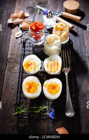 Colazione del mattino con uova sode. Cibo sano e drink. Tavolo di legno. Foto Stock