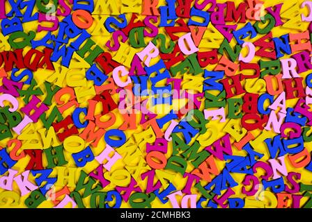 In legno multicolore lettere dell'alfabeto inglese Foto Stock