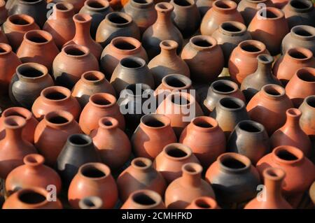 Mini vasi di terracotta, vasi di fiori di argilla rossa, raccolta di fiori di ceramica pentole Foto Stock