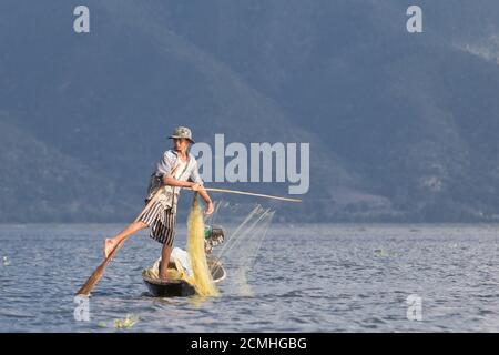 Lago Inle, Myanmar 12/16/2015 tradizionale pescatore intha canottaggio con una gamba Foto Stock