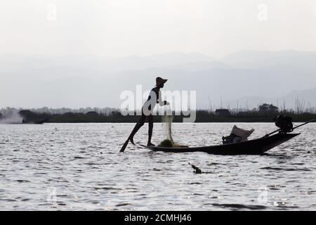 Lago Inle, Myanmar 12/16/2015 tradizionale pescatore intha canottaggio con una gamba Foto Stock