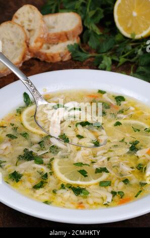 zuppa greca di pollo al limone Foto Stock