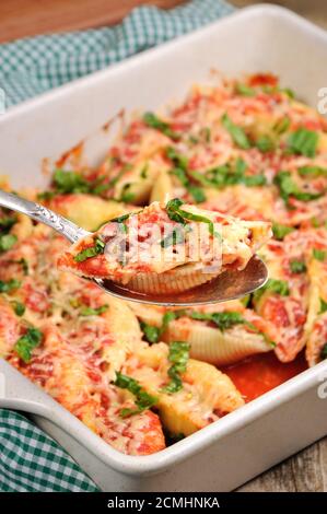 conchiglioni di pasta conchiglie carne ripiena trita Foto Stock