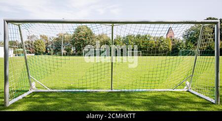 Evenkamp, Germania. 17 Settembre 2020. Il campo di calcio vuoto di SV Evenkamp. L'intera squadra di calcio, compresa la coach del club, è stata testata positiva per Covid-19. (Al dpa 'i numeri di caso Corona nel distretto di Cloppenburg continuano a crescere') credito: Mohssen Assanimoghaddam/dpa/Alamy Live News Foto Stock