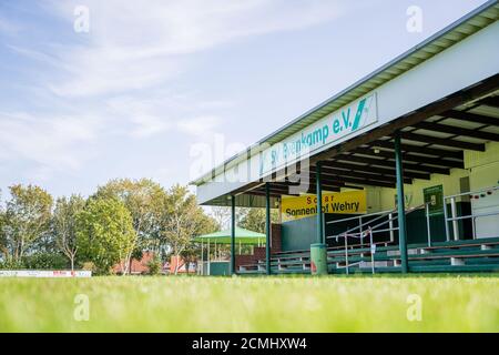 Evenkamp, Germania. 17 Settembre 2020. Il campo di calcio vuoto di SV Evenkamp. L'intera squadra di calcio, compresa la coach del club, è stata testata positiva per Covid-19. (Al dpa 'i numeri di caso Corona nel distretto di Cloppenburg continuano a crescere') credito: Mohssen Assanimoghaddam/dpa/Alamy Live News Foto Stock